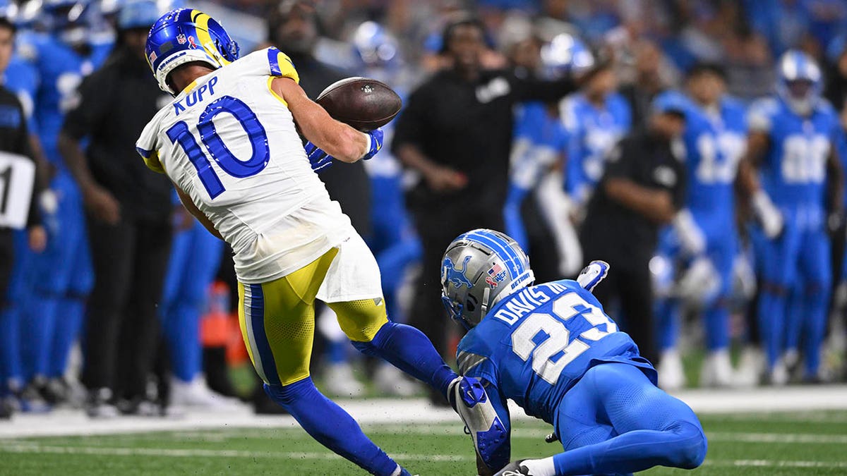 Cooper Kupp catches a pass