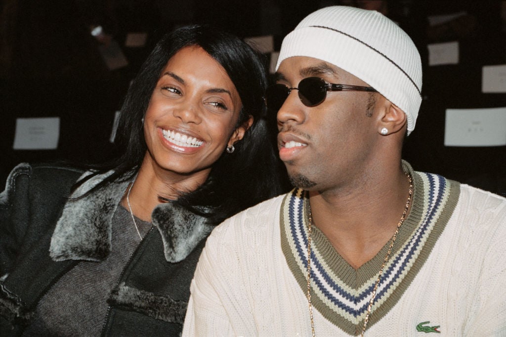 Puff Daddy et sa compagne Kim Porter assistent à la soirée de défilés de mode américains. New York, le 3 Novembre 1998. (Photo by David Lefranc/Kipa/Sygma via Getty Images)