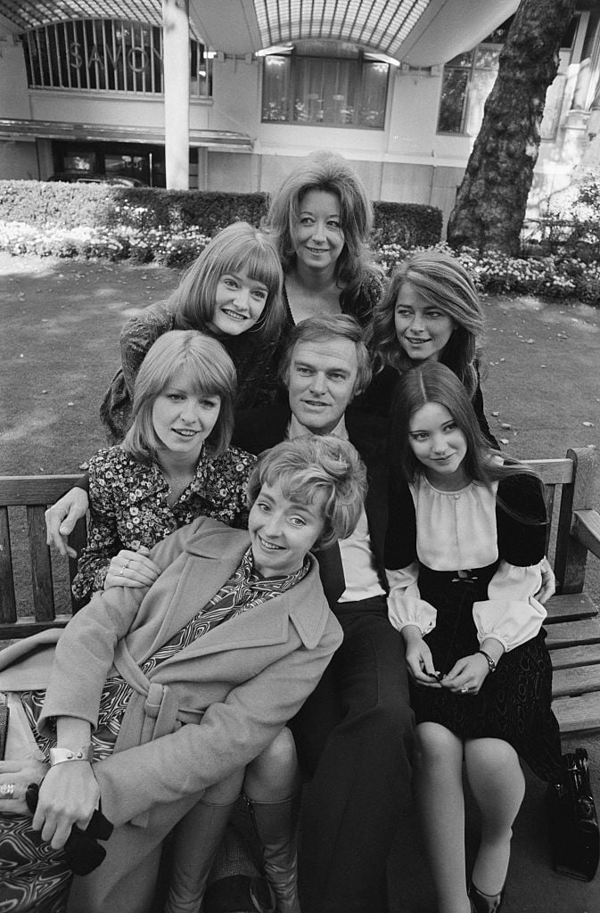 Australian-born actor Keith Michell (1926 - 2015), who is playing the part of King Henry VIII in the film 'Henry VIII and His Six Wives', with the actresses who play his wives; (clockwise from bottom) Barbara Leigh-Hunt (Catherine Parr), Jane Asher (Jane Seymour), Jenny Bos (Ann of Cleves), Frances Cuka (Katherine of Aragon), Charlotte Rampling (Ann Boleyn) and Lynne Frederick (Catherine Howard), UK, 5th October 1971. (Photo by Jack Kay/Daily Express/Getty Images)