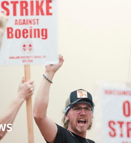 Boeing union hits out over 'final' 30% pay rise offer