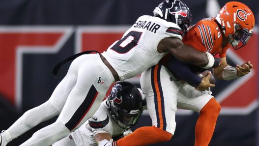 Texans’ Azeez Al-Shaair Throws Punch At Roschon Johnson After Bears Swarm At Him For Smashing Caleb Williams