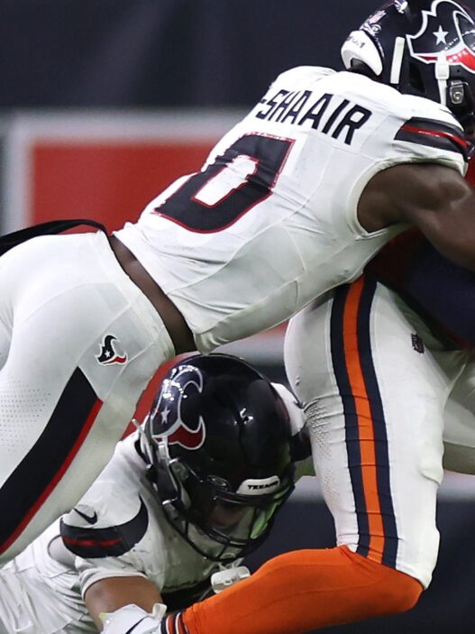 Texans’ Azeez Al-Shaair Throws Punch At Roschon Johnson After Bears Swarm At Him For Smashing Caleb Williams