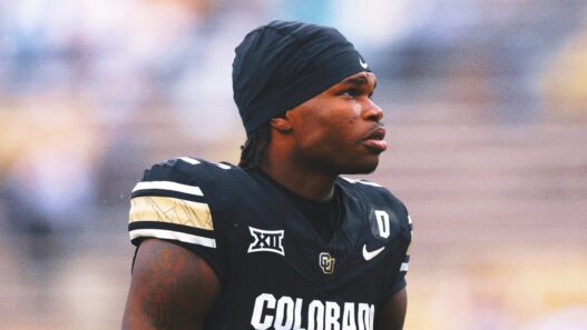 Colorado's Travis Hunter leaves game vs. KSU with apparent shoulder injury