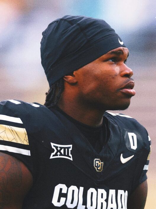 Colorado's Travis Hunter leaves game vs. KSU with apparent shoulder injury