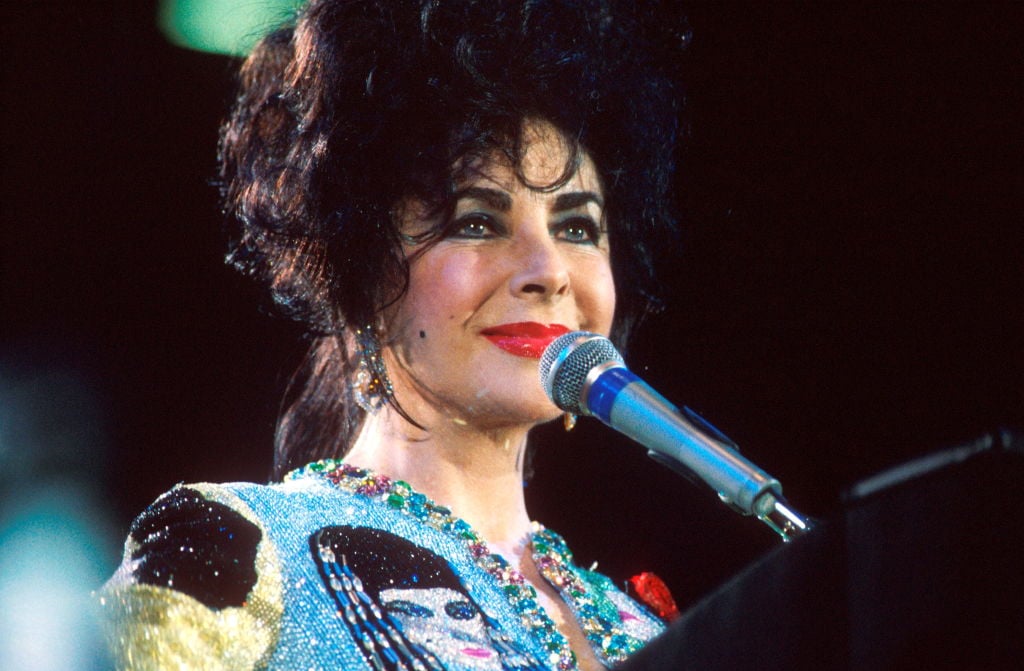 Elizabeth Taylor appears at the Freddie Mercury Tribute concert, Wembley Stadium, London, 20th April 1992. (Photo by Michael Putland/Getty Images)