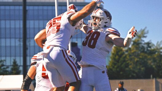 Wisconsin strength coach jumps into Lake Michigan after win at Northwestern