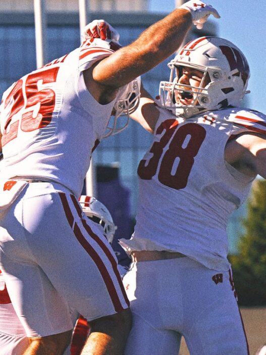 Wisconsin strength coach jumps into Lake Michigan after win at Northwestern