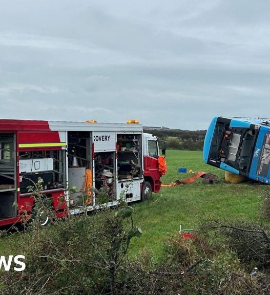 Bus rescuer used hammer to free pupils