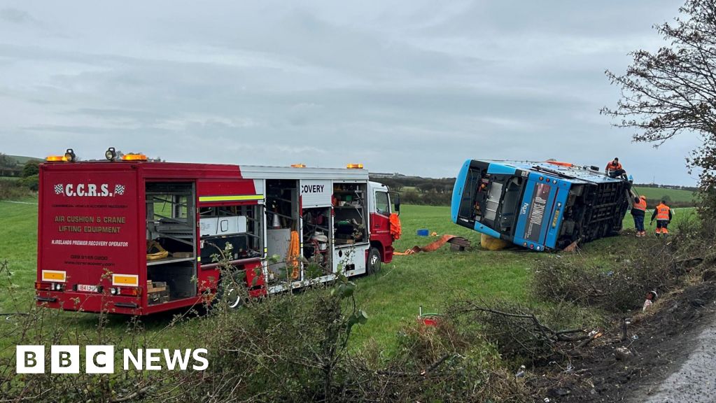 Bus rescuer used hammer to free pupils