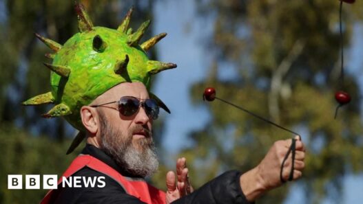 Hundreds go bonkers for conkers at World Conker Championships